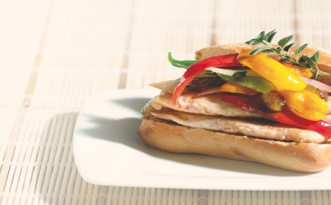 Sándwich de pollo con pimientos y orégano